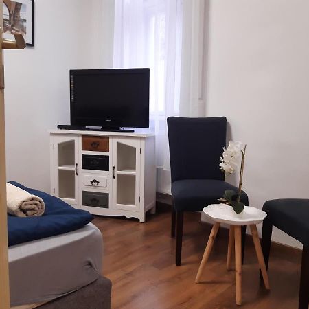 Váralja Apartman Tata Exterior foto