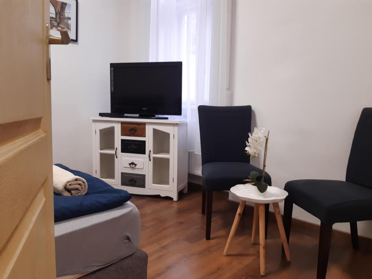Váralja Apartman Tata Exterior foto