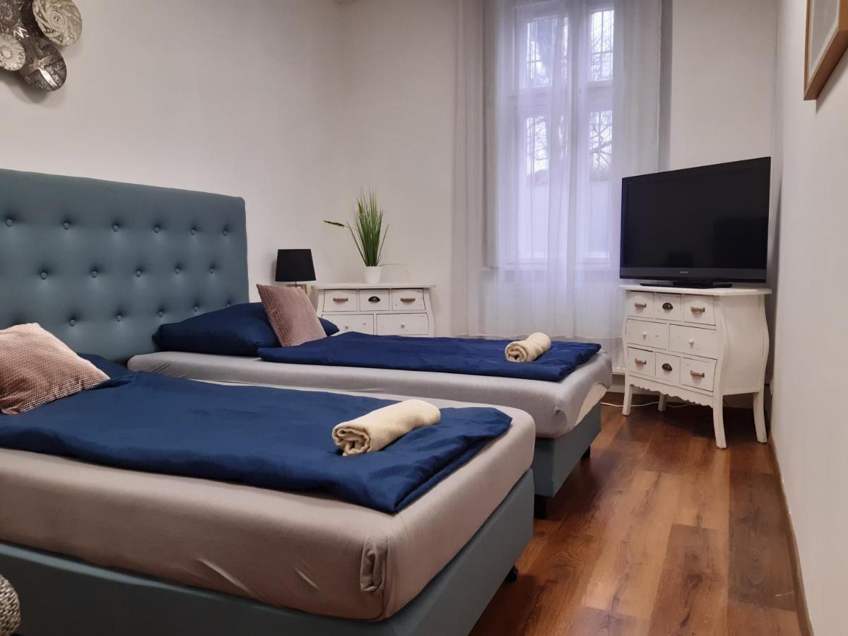 Váralja Apartman Tata Exterior foto