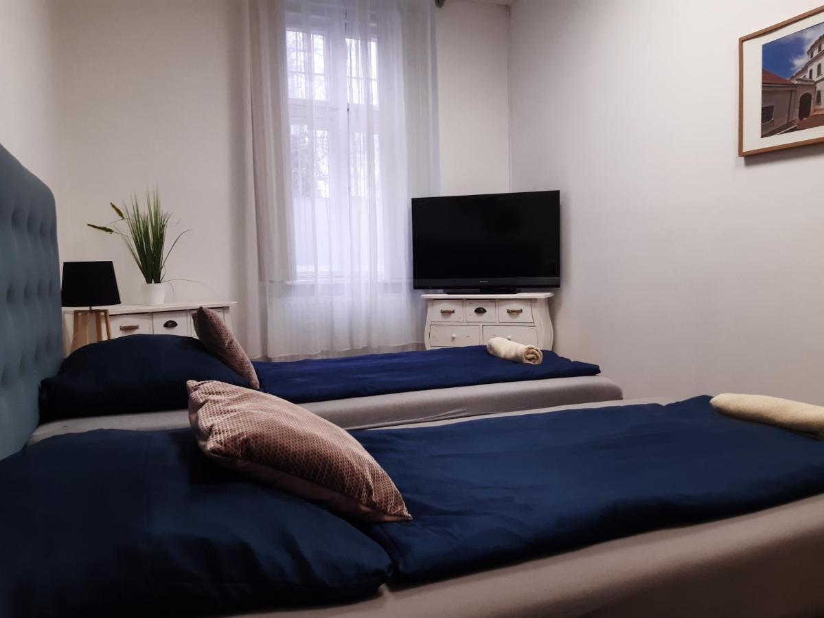 Váralja Apartman Tata Exterior foto