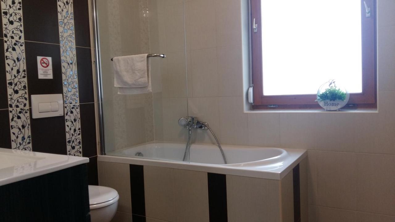 Váralja Apartman Tata Exterior foto
