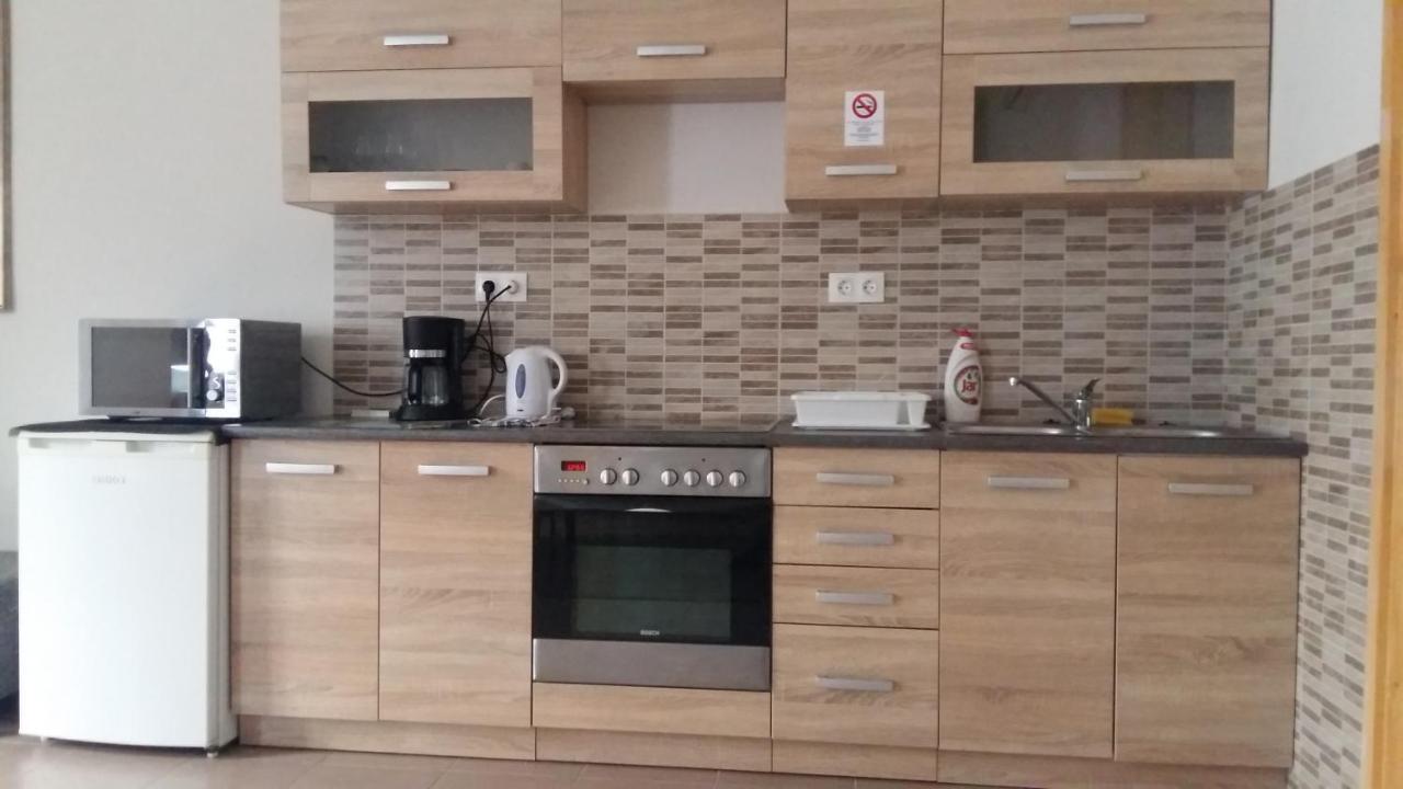 Váralja Apartman Tata Exterior foto